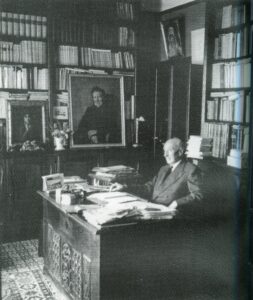 Jules Isaac dans son bureau à Aix